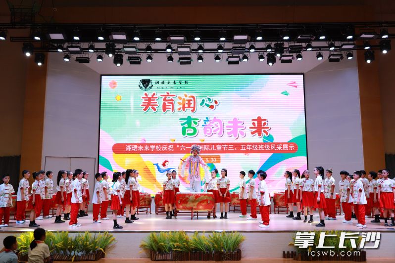 现场表演。