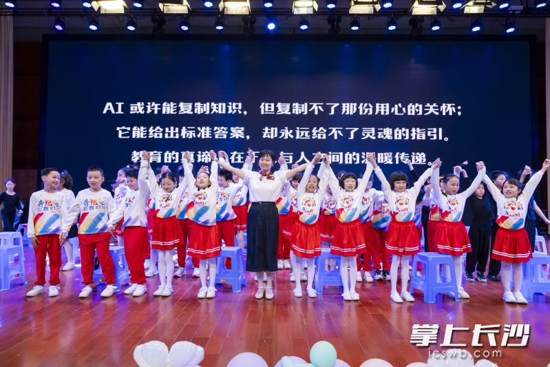 枫树山小学始终将美育作为教育的重要基石，秉持“全员文体”育人理念，滋养每一颗童年梦想的阳光雨露。