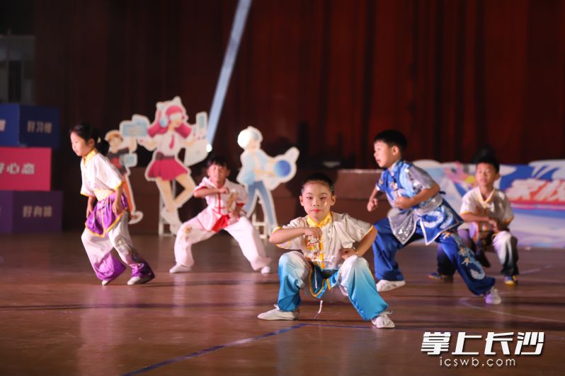 武术社团的表演尽显中华传统武术魅力，体现少年们的坚毅与勇敢。