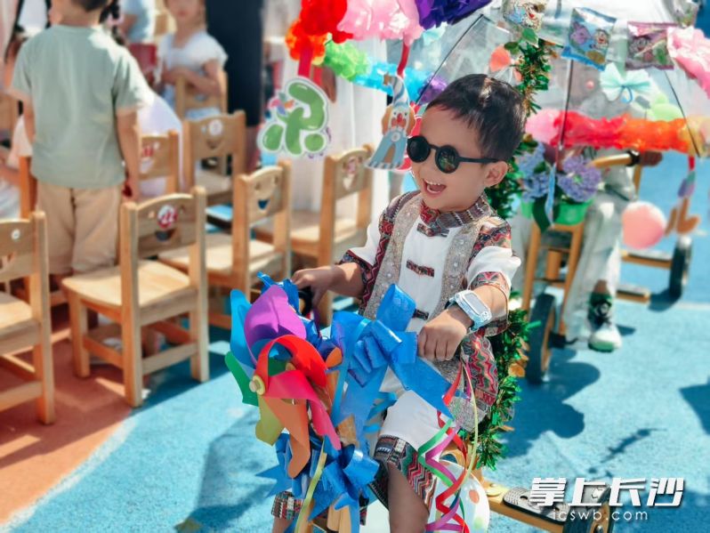 今日在芙蓉区教育局观悦幼儿园里，一场以“游戏悦童心，文化共传承”为主题的“六一”活动正精彩纷呈地开展着。长沙晚报通讯员 黄卫萍 摄