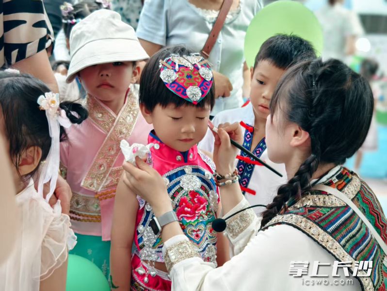 “游戏相伴，悦享童年，让爱与教育同行”是办园理念。