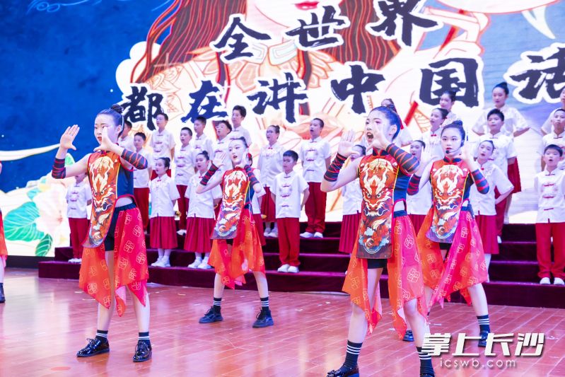 一至五年级的学生以班级为单位，全员上阵。