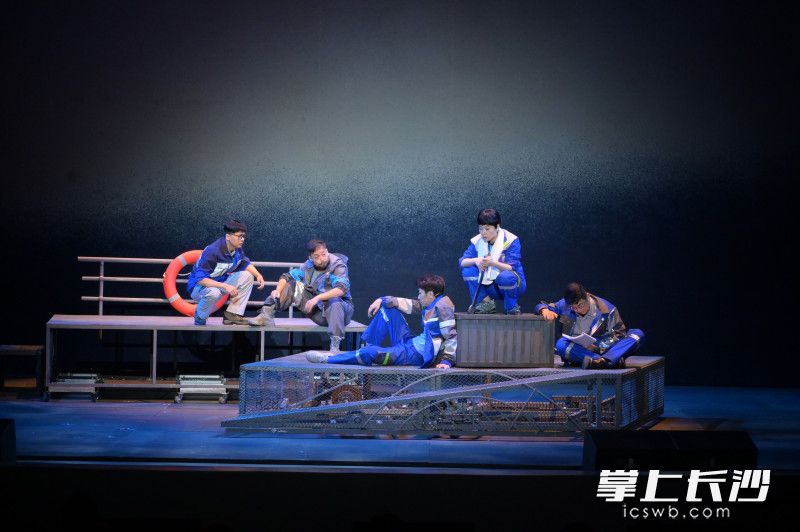 大型话剧《深海养牛人》精彩上演。