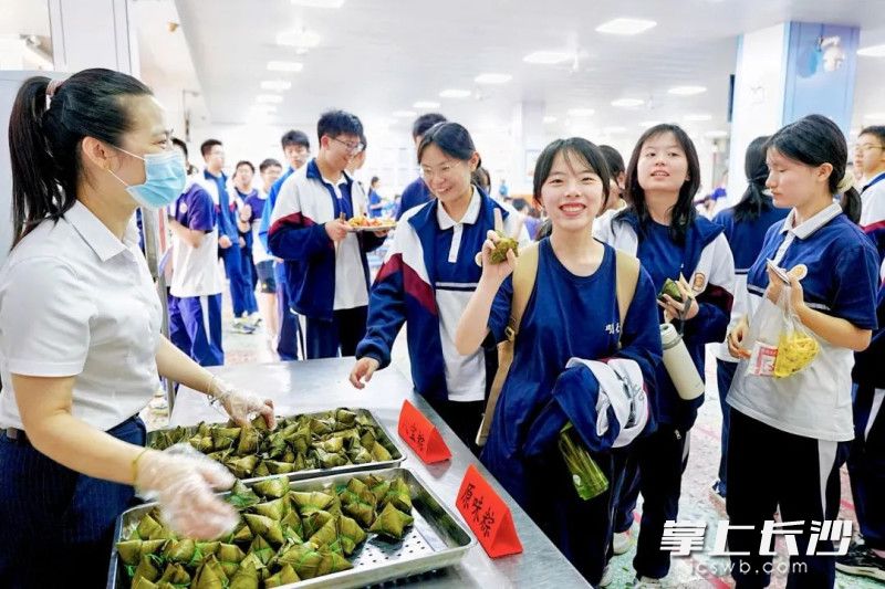 今天，长沙市明德中学上演了一场温情“接力”，学生们提前感受来自端午的甜美祝福。 均为通讯员供图