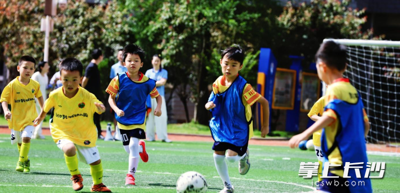 趣味足球联赛，幼小衔接玩出新花样。均为通讯员 胡霞 供图