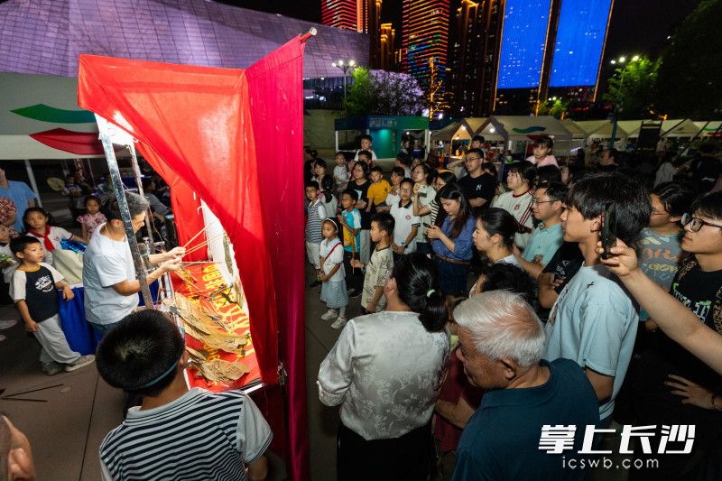 “天青烟蓝 非遗新传——2025年长沙文化和自然遗产日非遗宣传推广月”系列活动正式拉开帷幕。 均为长沙晚报全媒体记者董阳摄