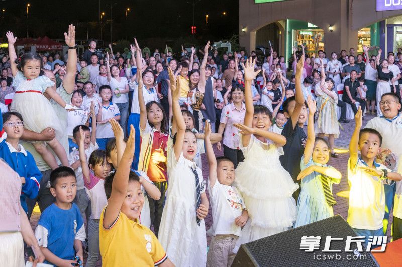 带领市民群众感悟传统文化底蕴。