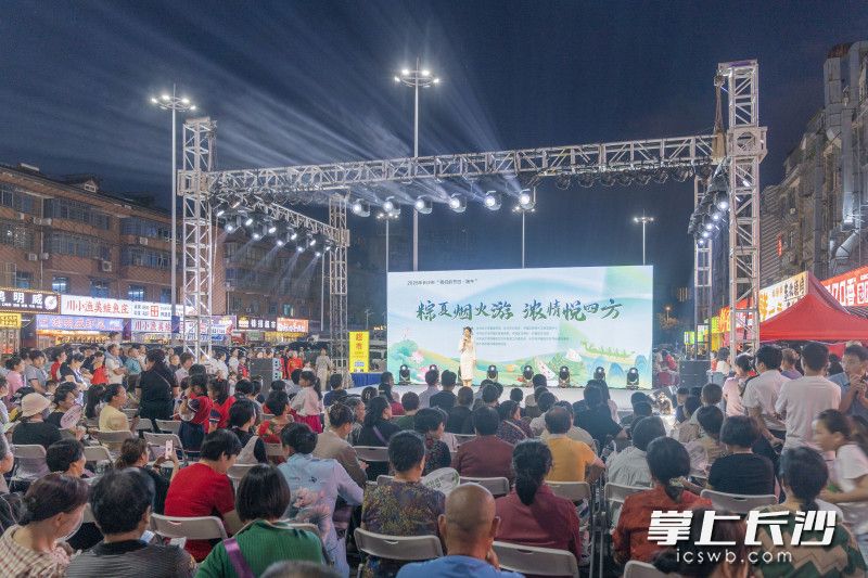 在“网红夜市”开福区四方商贸城，上千市民、游客共赴一场传统与潮流、文艺范与烟火气交融的文化盛宴。均为全媒体记者周数邑、易亿摄