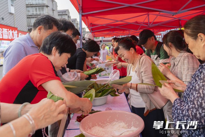 活动现场设置了“粽有妙市”体验区。