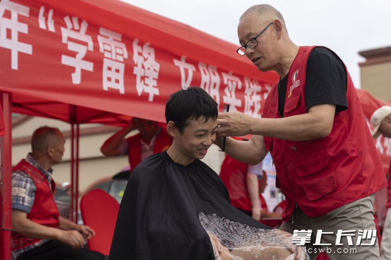 活动现场开展义诊、义剪、义务修理等便民、惠民活动，让繁华商圈更具“民俗味”。