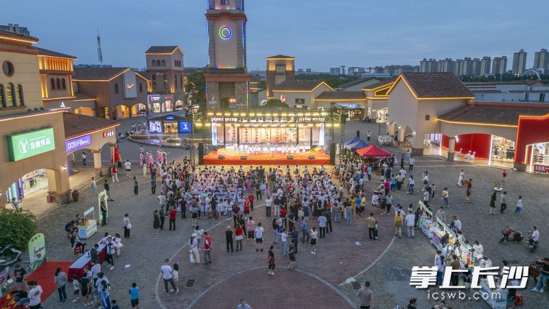 在望城区环球奥特莱斯举行的“我们的节日·端午”主题活动。