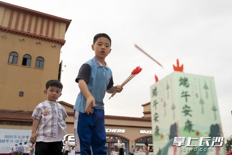 “投壶”体验区吸引了众多小朋友参与体验。