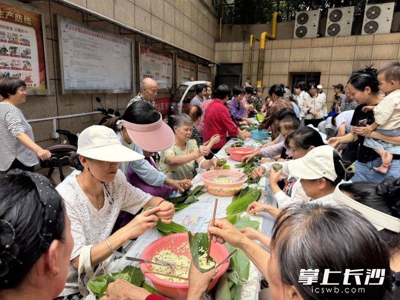大家一起包粽子。