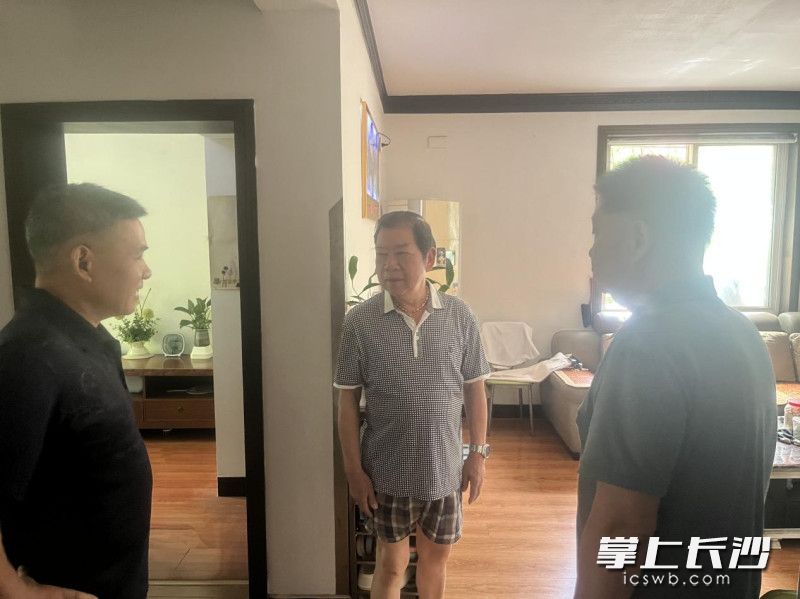 慰问老人。