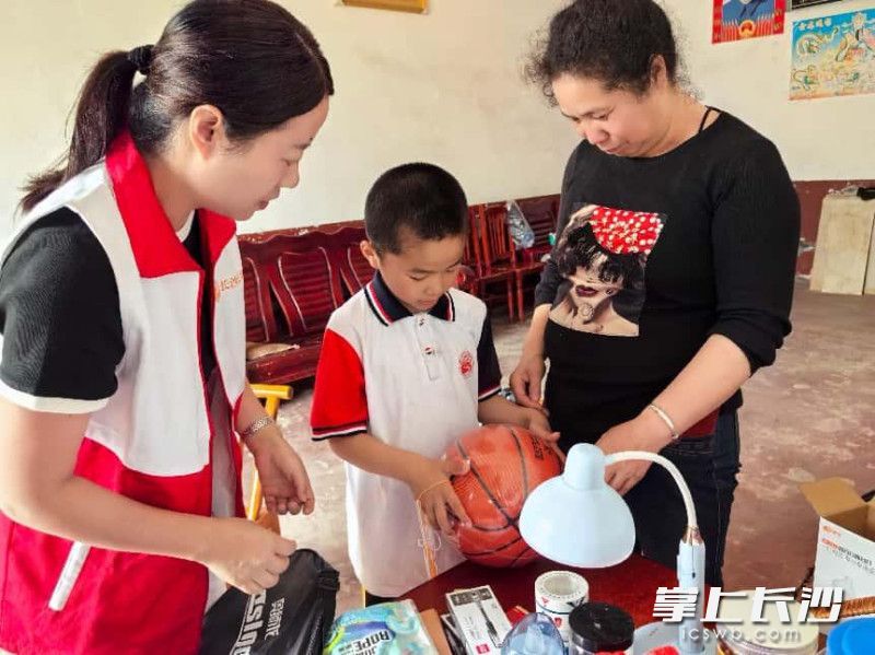 织密儿童关爱保护网。