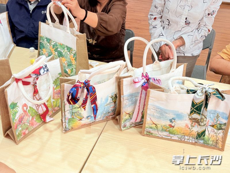 为辖区计生特殊家庭送去节日的温暖与祝福。