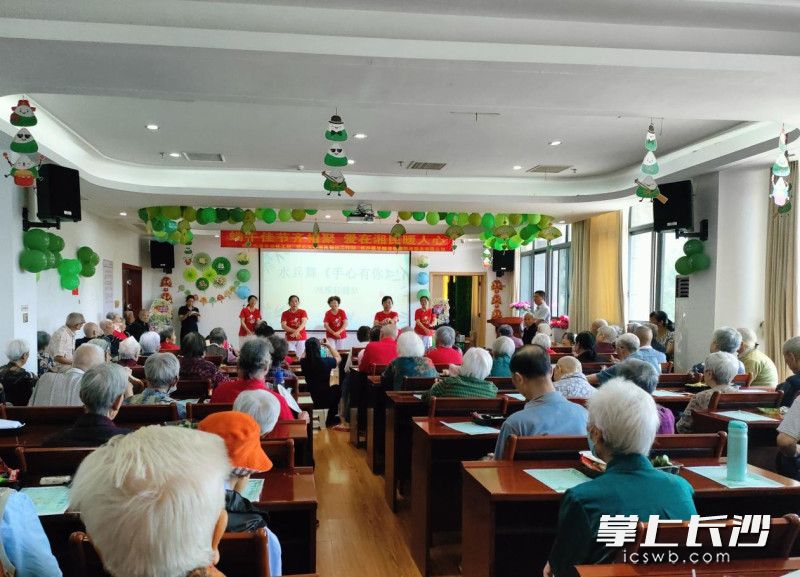 为老人们义演。