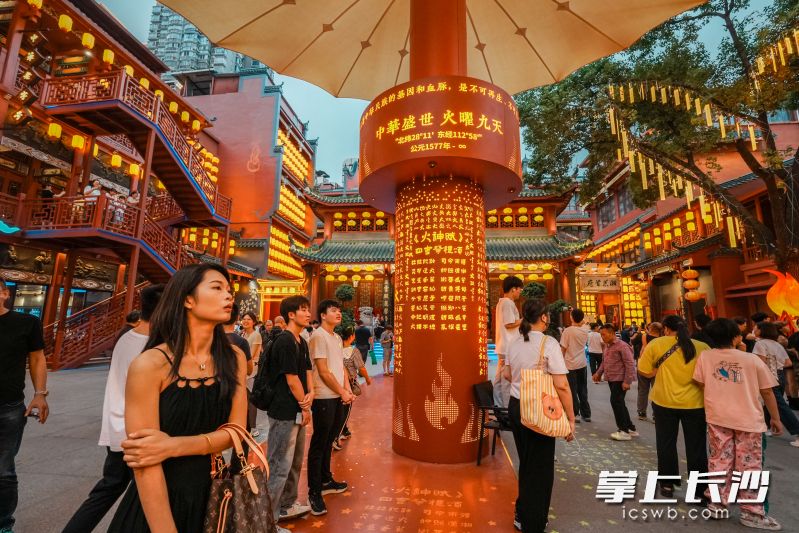 火宫殿在此次改造设计中巧妙融入诸多“火”元素。
