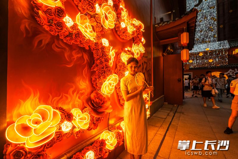 改造后的火宫殿可谓一步一景，每一处都充满创意与惊喜，吸引游客驻足。
