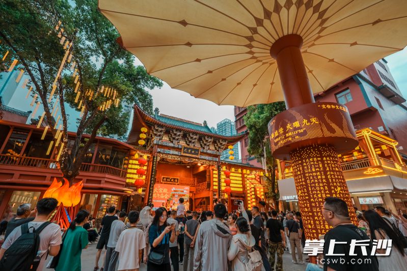 改造后的火宫殿以“火”为引，将火焰纹浮雕、朱雀图腾融入飞檐斗拱。