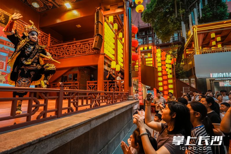 古戏台上，变脸邂逅水袖风华。