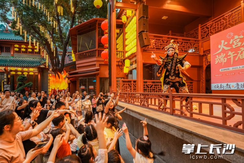 变脸表演赢得满堂喝彩。