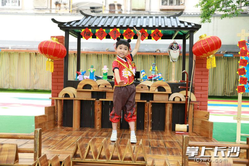 5月30日，“美育浸润童年 艺术点亮六一”主题游园会活动在长沙师范学院附属第一幼儿园上演。文创体验、花鼓戏表演等寓教于乐的活动让孩子们沉浸式体验节日的快乐。 长沙晚报全媒体记者 黄启晴 摄