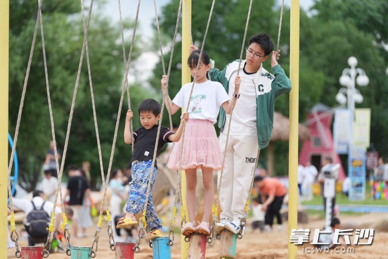 5月31日下午，咸嘉湖沙滩游乐园内，孩子们在开心地玩耍。 长沙晚报全媒体记者 郭雨滴 摄