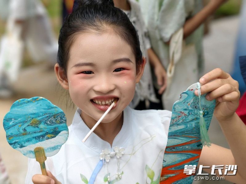 5月30日，“美育浸润童年 艺术点亮六一”主题游园会活动在长沙师范学院附属第一幼儿园上演。文创体验、花鼓戏表演等寓教于乐的活动让孩子们沉浸式体验节日的快乐。 长沙晚报全媒体记者 黄启晴 摄