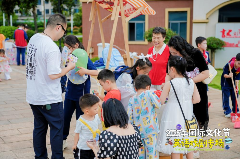 校园内冒出一个个“美食摊位”，同学们在实践中体会传统文化与劳动价值。