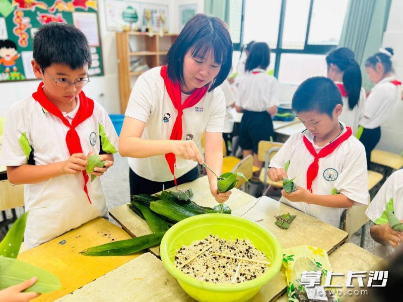动手包粽子，孩子们沉浸式体验传统习俗。