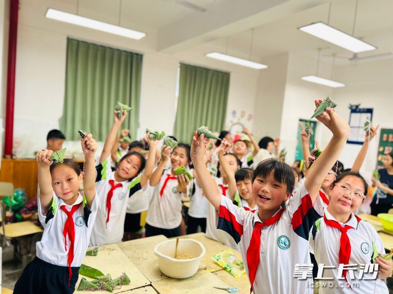 传统文化教育需要可触摸的载体。从包粽的指尖技艺到诗词的文脉传承，孩子们在实践中感知“文化基因”的温度。