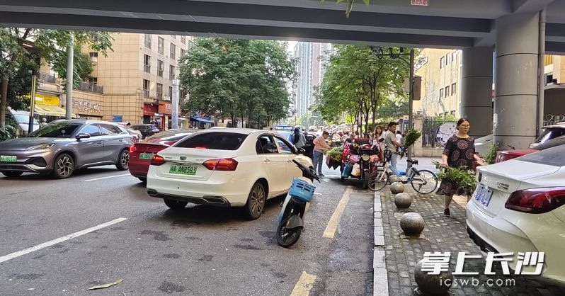 共享电动车随意停放。