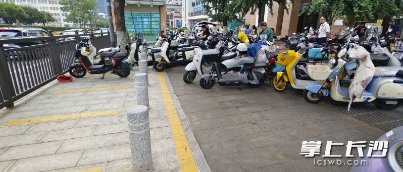 本该停放在指定位置的车辆却被随意摆放在道路中间，任意摆出了车道。 均为长沙晚报全媒体记者何乐摄