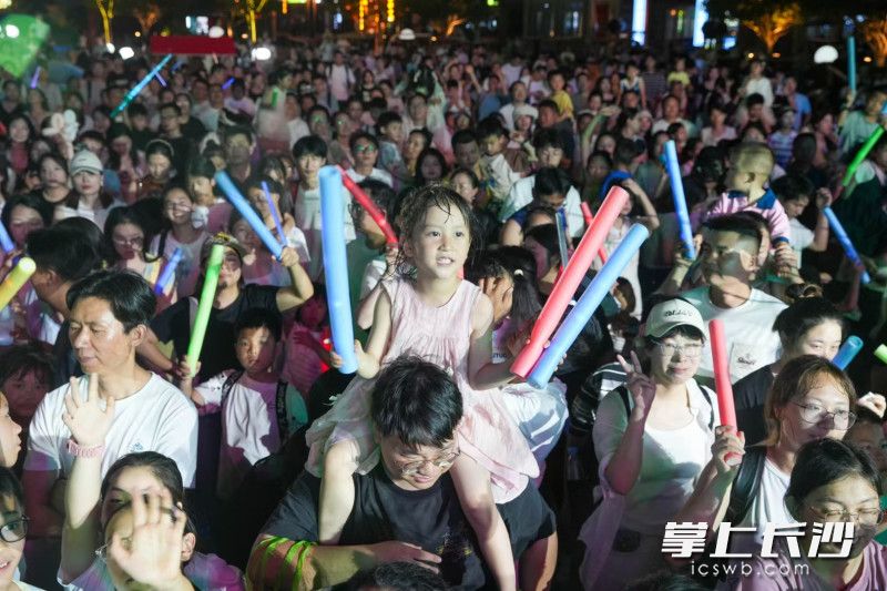 大小朋友共享梦幻节日夜。 大小朋友共享梦幻节日夜。