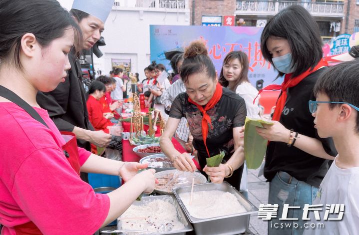 活动现场，市民体验包粽子。