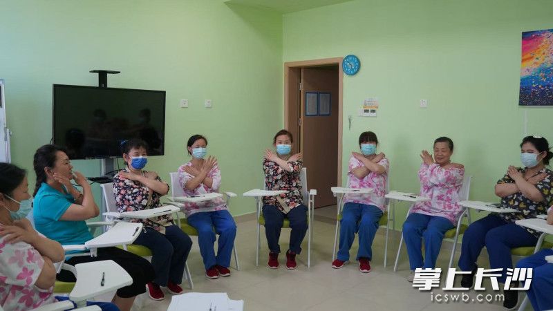 蝴蝶之家护理员、舒缓护士以及行政人员一同围坐成一个紧凑的圆，有规律地开合双眼，双手如蝴蝶振翅般规律轻拍。长沙晚报通讯员 伍睿珏 摄