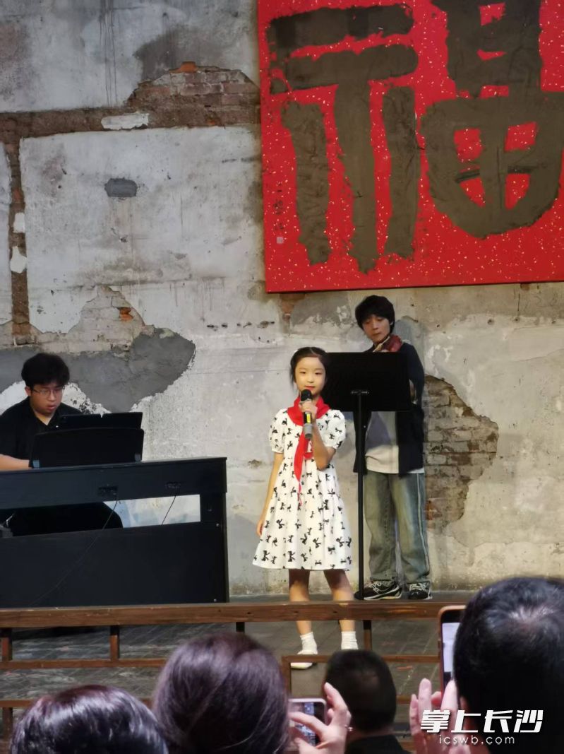 儿童节，孩子们在老茶馆里尽情表演。