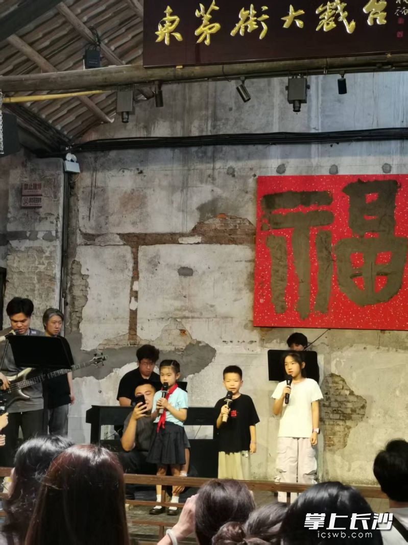 儿童节，孩子们在老茶馆里尽情表演。均为全媒体记者颜家文 摄