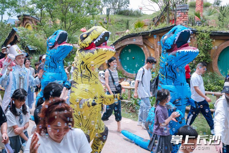 穿梭在古城内的恐龙巡游队伍与漫天飞舞的梦幻泡泡海洋成为小朋友们的最爱。均为通讯员供图