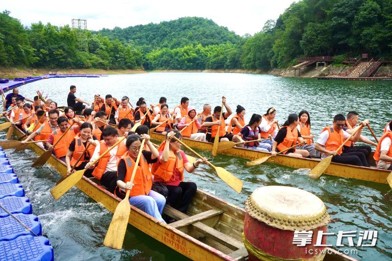 游客在参与划龙舟体验。 游客在参与划龙舟体验。