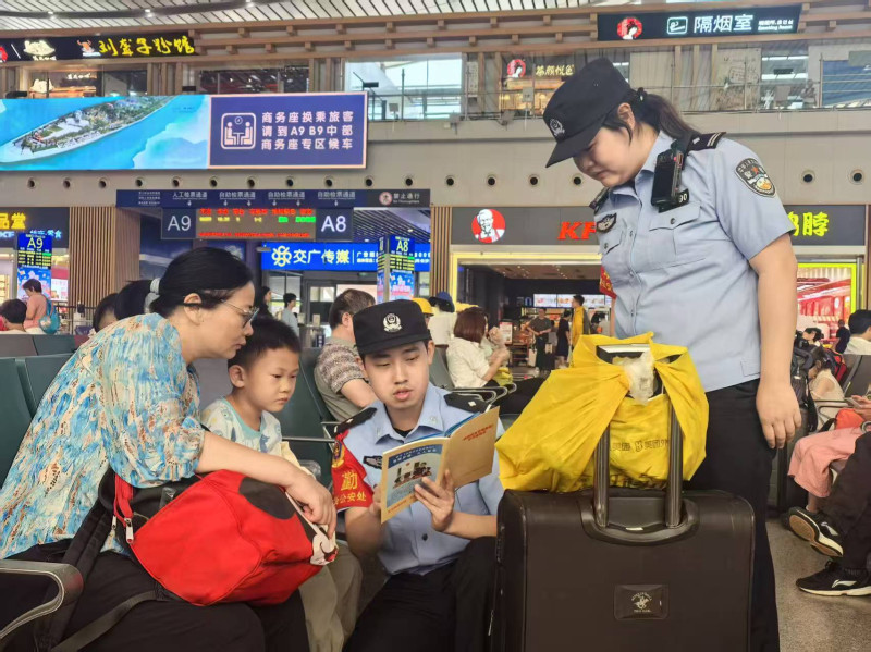 在候车室,民警通过发放安全手册、互动讲解等方式,向孩子们普及防走失及乘车安全知识。长沙晚报通讯员 张威 供图 在候车室,民警通过发放安全手册、互动讲解等方式,向孩子们普及防走失及乘车安全知识。长沙晚报通讯员 张威 供图