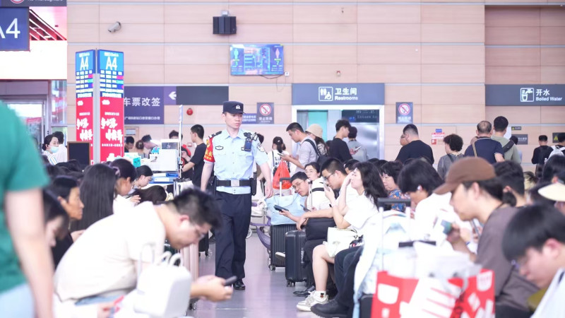 长沙火车南站派出所对售票厅、候车层、进出站口等区域开展动态巡查。长沙晚报通讯员 张威 供图 长沙火车南站派出所对售票厅、候车层、进出站口等区域开展动态巡查。长沙晚报通讯员 张威 供图