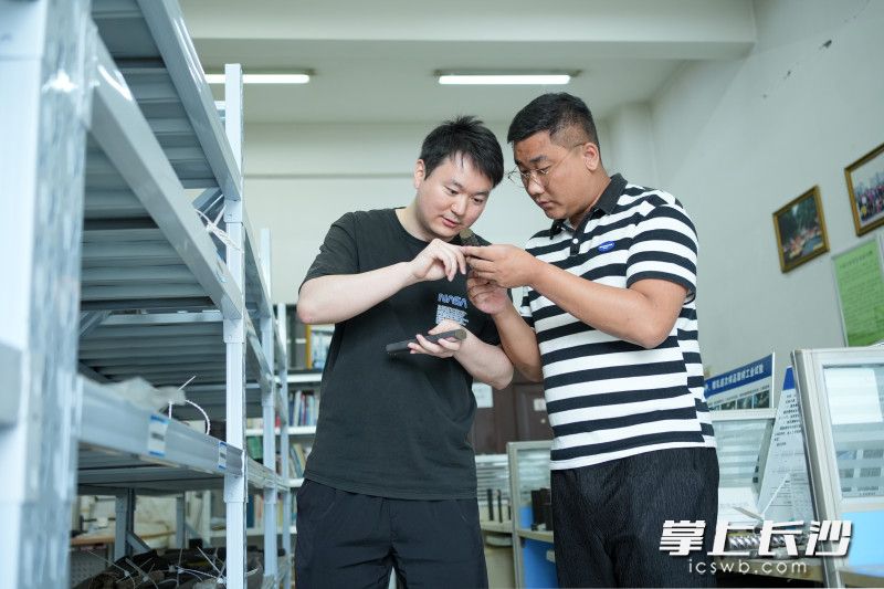 曾磊（左）和团队成员想让世界看到，长沙智造正悄然改写着全球高端材料的竞争格局。长沙晚报全媒体记者 何文瑞 摄