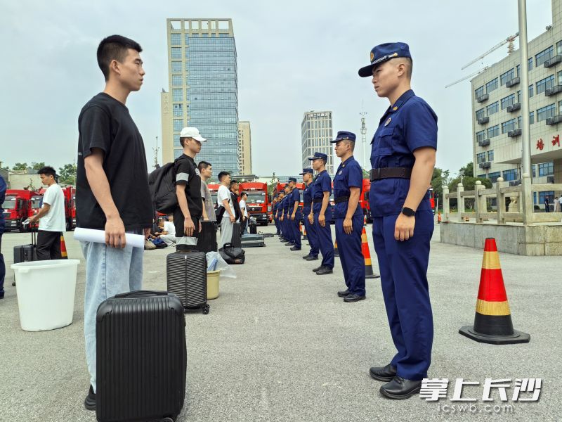 2025年新招300名政府专职消防员正在集结，即将开启为期3个月的岗前集训之旅。 均为长沙晚报通讯员 张聪 摄