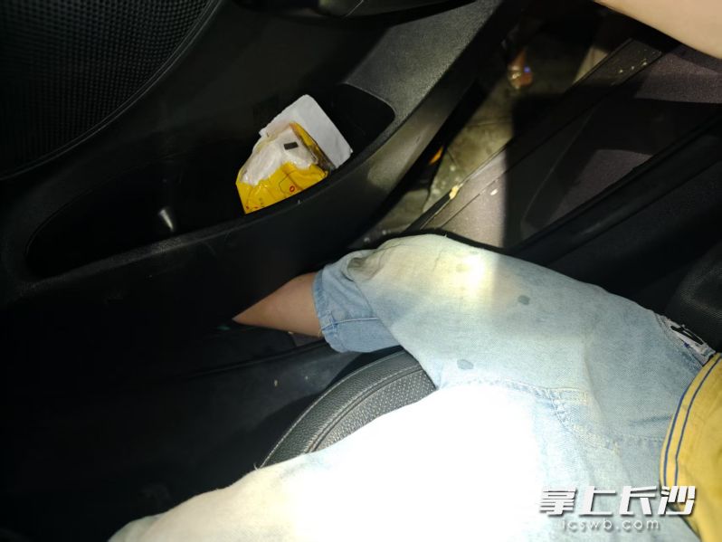 小男孩下车时脚不慎被卡。 均为长沙晚报通讯员  朱栋材摄