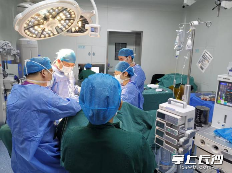 陈智峰教授带领团队为患者实施手术。 通讯员供图
