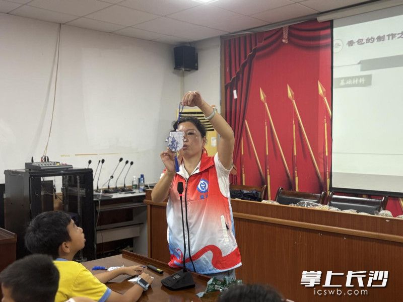 志愿者与小朋友互动。
