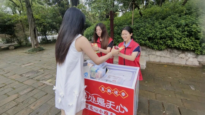 爱心小推车成为节假日一道文明风景线。图片来源于天心区志愿者协会