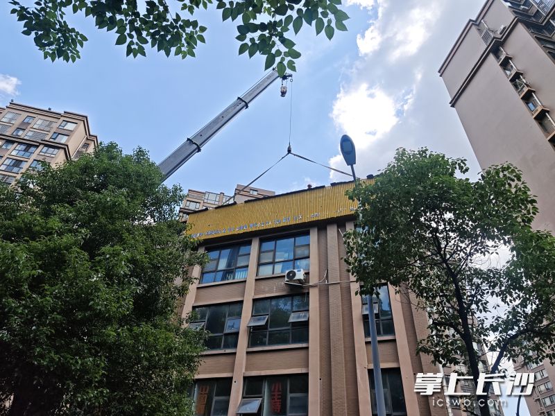 老旧广告牌缺乏维护，有安全隐患。